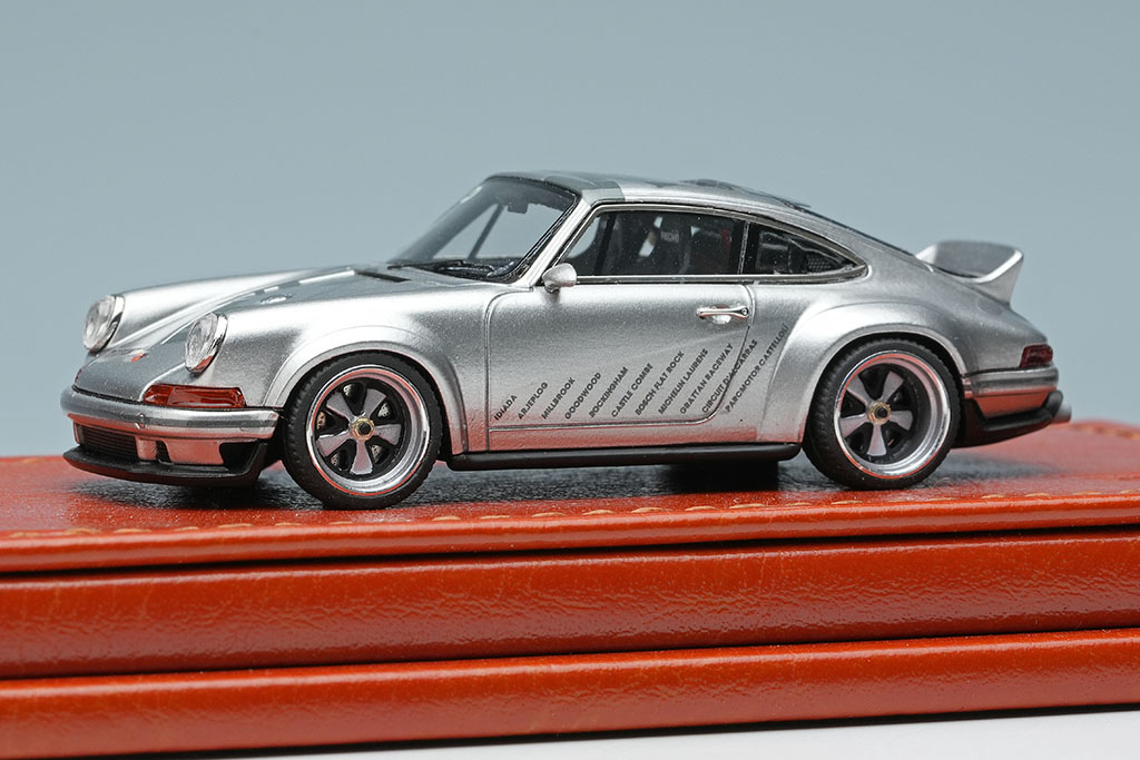 メイクアップ製「タイタン64」1/64スケール・ミニカー「シンガー 911 DLS」