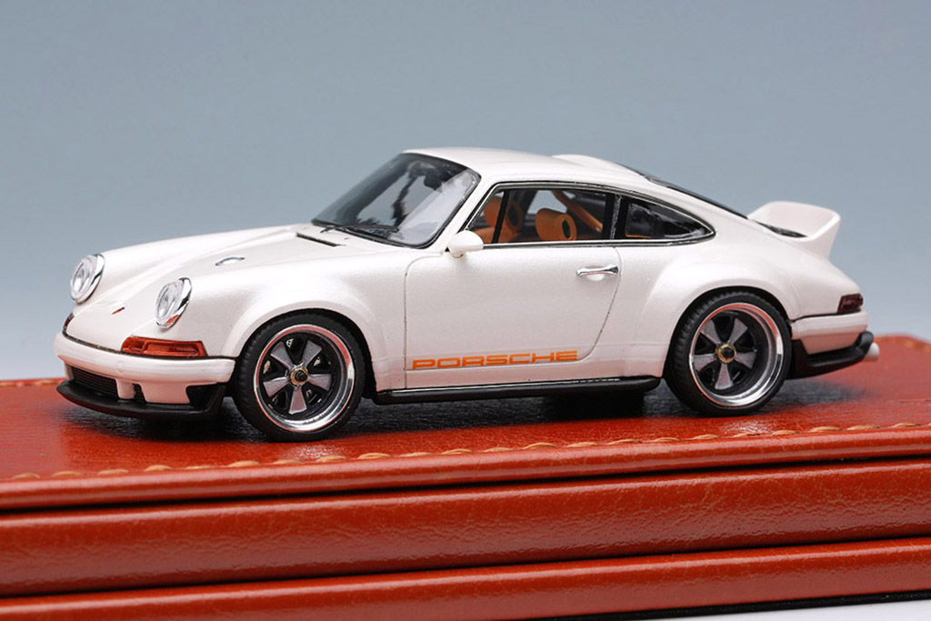 メイクアップ製「タイタン64」1/64スケール・ミニカー「シンガー 911 DLS」