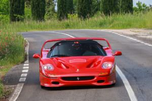 伝説のフェラーリ「F50」が20台以上連なってイタリアを疾走！ 専用タイヤまで用意された「F50レガシー・ツアー2025」とは