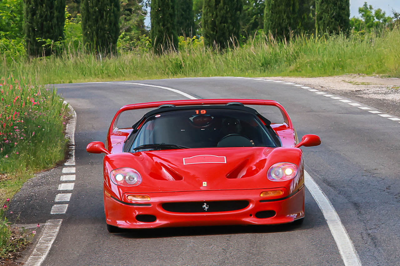伝説のフェラーリ「F50」が20台以上連なってイタリアを疾走！ 専用タイヤまで用意された「F50レガシー・ツアー2025」とは