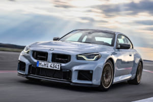 BMW新型「M2 CS」は50馬力アップ＆30キロ軽量化！ 0-100キロ加速ついに4秒切りを果たしたアスリートの驚異のスペックとは