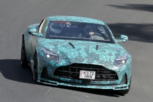 【スクープ】２段重ねテールパイプが最強の証し！ アストンマーティン「DB12」至極の「AMR」が出現！