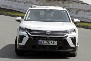 フォルクスワーゲンのベストセラーSUV「T-Roc」の次期型プロトタイプをキャッチ！「ChatGPT」タブレットを搭載