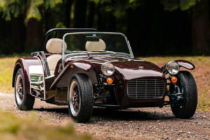 21世紀に向けて再構築された英国軽量2人乗りスポーツ「スーパーセブン600」を展示！ケータハム・ブース出展情報【ル・ボラン カーズミート2025横浜】