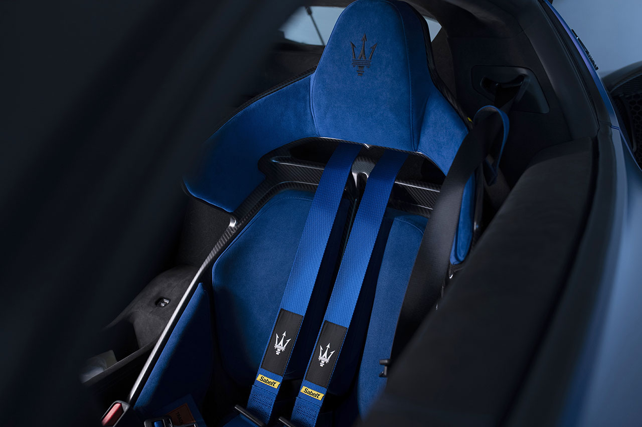 マセラティGT2ストラダーレの室内
