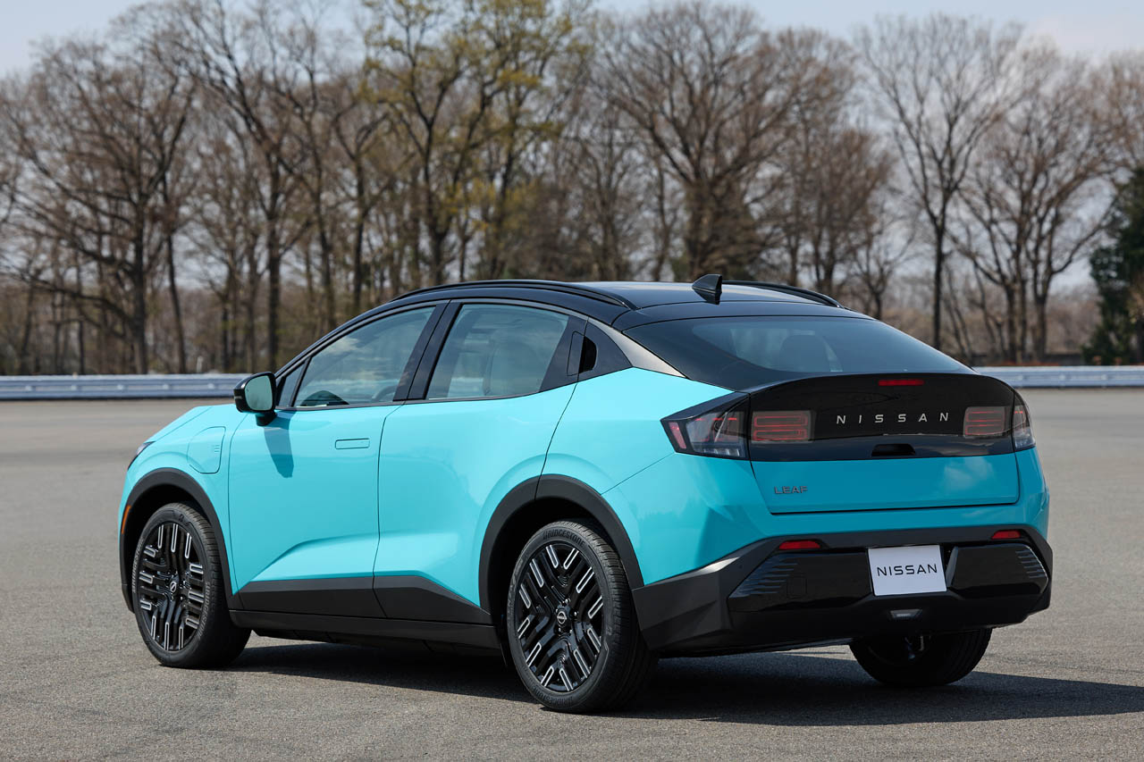 速報】ついにベールを脱いだ第3世代「日産リーフ」！ ハッチバックを