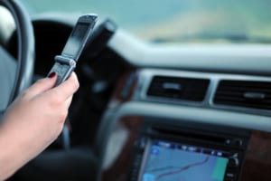運転中のスマホ操作はどこまでOK？ 信号待ちや渋滞で停車したときに操作していいのか解説