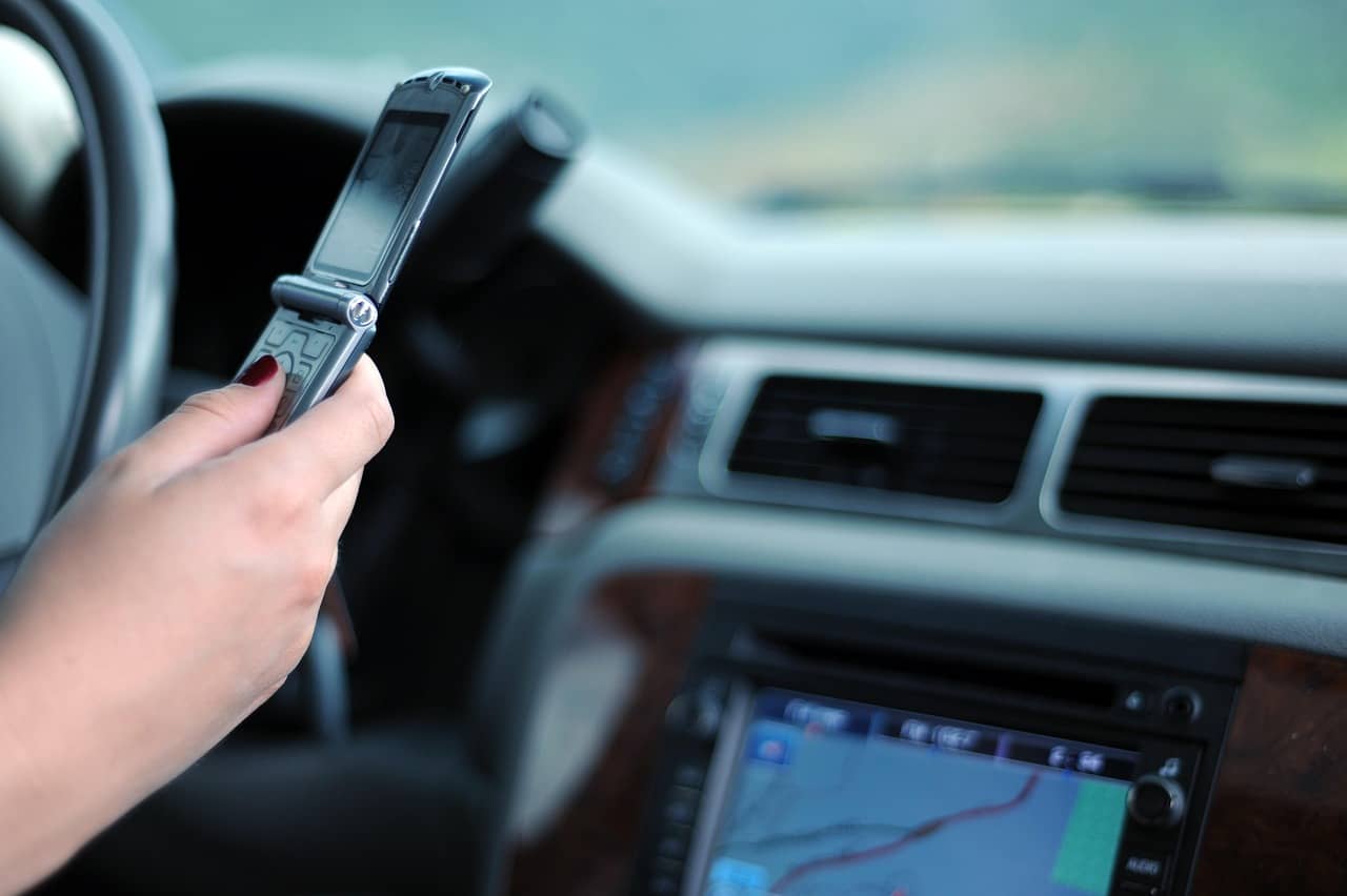 運転中のスマホ操作はどこまでOK? 信号待ちや渋滞で停車したときに操作していいのか解説
