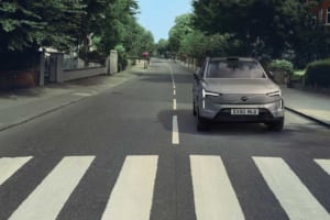 車内が”音楽の聖地”に一変!? ボルボ「EX90」にOTAアップデートが発表された「アビー・ロード・スタジオ・モード」とは？