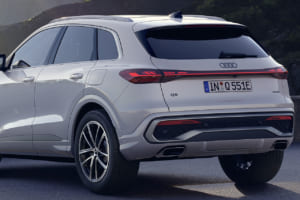 アウディ「Q5」に「eハイブリッド」を追加！ 進化したバッテリーで最大100kmまでの電動走行が可能