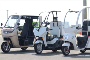 「3輪EV」の本格的な運用につながるか!? 中部国際空港で試験運用が「三菱オートリース」と「レンタルのニッケン」により実施中