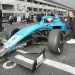 女性アスリートによる「KYOJO CUP」にカーナンバー8「Kids com Team KCMG」で参戦している佐々木藍咲選手。出走前のグリッドに応援に来たのは、昨年までチームメイトの及川紗利亜選手。