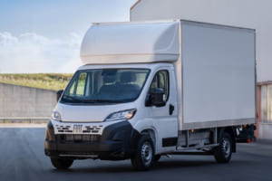 “キャンピングカーの王様”フィアット「デュカト」にEVトラック版が登場！ 新型「カーゴボックスBEV」が拓く、次世代バンライフの姿とは