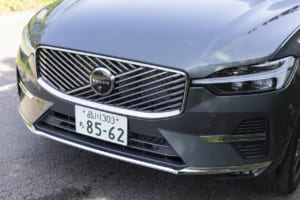 ボルボXC60：ボルボのアイコンであるアイアンマークとシンクロした2方向から伸びる斜線が重なり合うデザインを取り入れたフロントグリルは、最新のXC90とも共通。エクステリアテーマに合わせ、グロッシーブラック、及びクロームメッキの2タイプが用意。