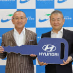 Hyundai Mobility Japan株式会社 代表取締役社長 七五三木敏行氏（右）と、群馬自動車大学校 校長 小倉基宏氏（左）。