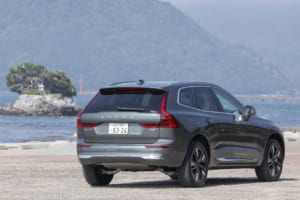 ボルボXC60：フルLEDテールライトは、内部構造をブラックカラーに変更し、よりライトシグニチャーがくっきりと浮き上がるような印象を与え、モダンでシャープな造形を引き立てる。