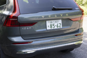 ボルボXC60：フルLEDテールライトは、内部構造をブラックカラーに変更し、よりライトシグニチャーがくっきりと浮き上がるような印象を与え、モダンでシャープな造形を引き立てる。