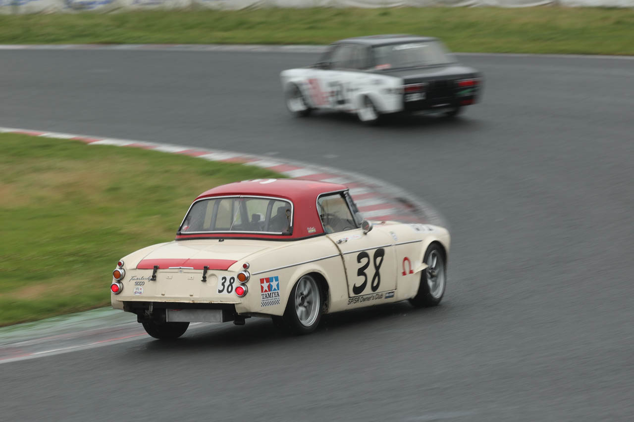 夢の原点で、表彰台へ】21歳女子レーサーが「ダットサン・フェアレディ