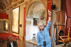 教会画のプロジェクトを説明してくれるジョルジェット・ジウジアーロ。後ろで見守るのはファブリツィオ・ジウジアーロ。