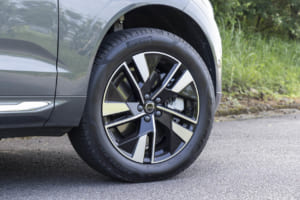 ボルボXC60：試乗車のUltra B5 AWDは19インチホイールを装着。ダイヤモンドカットデザインと、光沢アルミニウム、グロッシーブラックのコントラストが、個性的でテクニカルな外観を際立たせる。合計3つの新しいアルミホイールデザインが用意され、エレガントで力強いキャラクターを強調。Plus B5グレードは18インチ、PHEVは21インチが標準装備。