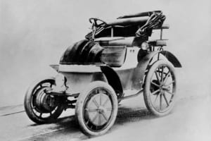 1900年のパリ万博で発表されセンセーションを起こしたローナー・ポルシェ。4つのインホイールモーターを備えるEVだった。