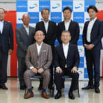 Hyundai Mobility Japan株式会社 代表取締役社長 七五三木敏行氏（前列右）と、群馬自動車大学校 校長 小倉基宏氏（前列左）。