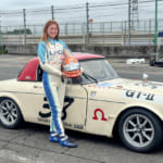 予選を終えたSP/SRオーナーズクラブのフェアレディ2000の佐々木藍咲選手。一瞬の晴れ間がのぞいたところでパチリ。