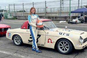 【夢の原点で、表彰台へ】21歳女子レーサーが「ダットサン・フェアレディ」でクラシックカーレースに挑戦！ 筑波3回目の挑戦で堂々の2位に