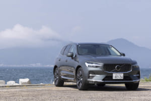 ボルボXC60：試乗車はUltra B5 AWDで、ウィンドウモールディング、フロントグリル、バンパーインサート、ドアモールディングインサート、一体型ルーフレールの明るいクロームのエクステリアテーマが、新型XC60に高級感を加える。一方、PHEVモデルでは、専用デザインの前後バンパーに加え、クローム部分がグロッシーブラックのエクステリアテーマとなり、ダイナミックでモダンな印象となる。