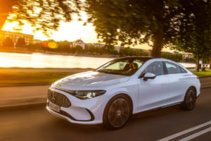 【最速試乗】新型メルセデス・ベンツ「CLA」はEVの大本命か。異次元のボディ剛性が生んだ、高級車らしい乗り味とは