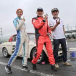 JCCAクラシックカーレース、同じSレースには横山 剣さんもブルーバード1800SSSで出場し、佐々木藍咲選手、SP/SRオーナーズクラブのメカニック大村さんとイイネ！