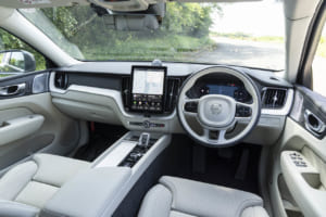 ボルボXC60：広々としたキャビンでは、標準装備化されたテイラードダッシュボード、新デザインのトンネルコンソール、新しく大型化されたセンターディスプレイなど、デザインがアップデート。また、インテリア素材には、バイオ素材由来のノルディコや、100％リサイクル素材で編まれたネイビーヘリンボーンウィーブの導入など、持続可能性を高める素材も取り入れられている。