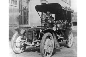 1903年、ローナー・ポルシェ“ミクステ”に乗るフェルディナント・ポルシェ。