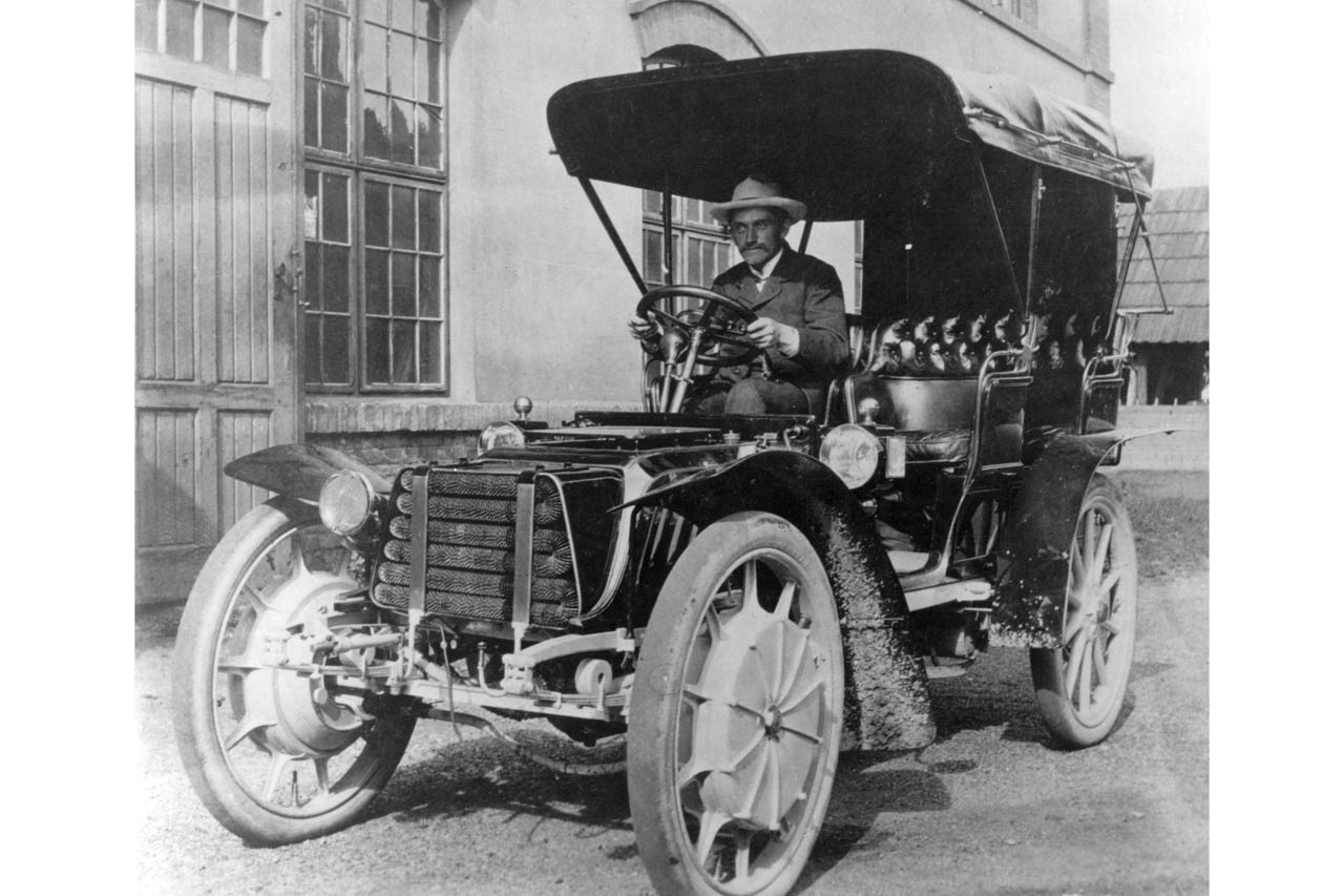 1903年、ローナー・ポルシェ“ミクステ”に乗るフェルディナント・ポルシェ。