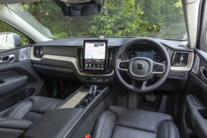 ボルボXC60：広々としたキャビンでは、標準装備化されたテイラードダッシュボード、新デザインのトンネルコンソール、新しく大型化されたセンターディスプレイなど、デザインがアップデート。また、インテリア素材には、バイオ素材由来のノルディコや、100％リサイクル素材で編まれたネイビーヘリンボーンウィーブの導入など、持続可能性を高める素材も取り入れられている。