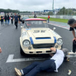 水温上昇があったマシンに急遽取り付けた、アルミの整流板を再確認する大村氏。覗き込むのは自身のマシンが修理中ということで、ウエット用タイヤを提供してくれた菊地氏、横に立つのは元F3ドライバー萩原英明氏だ。