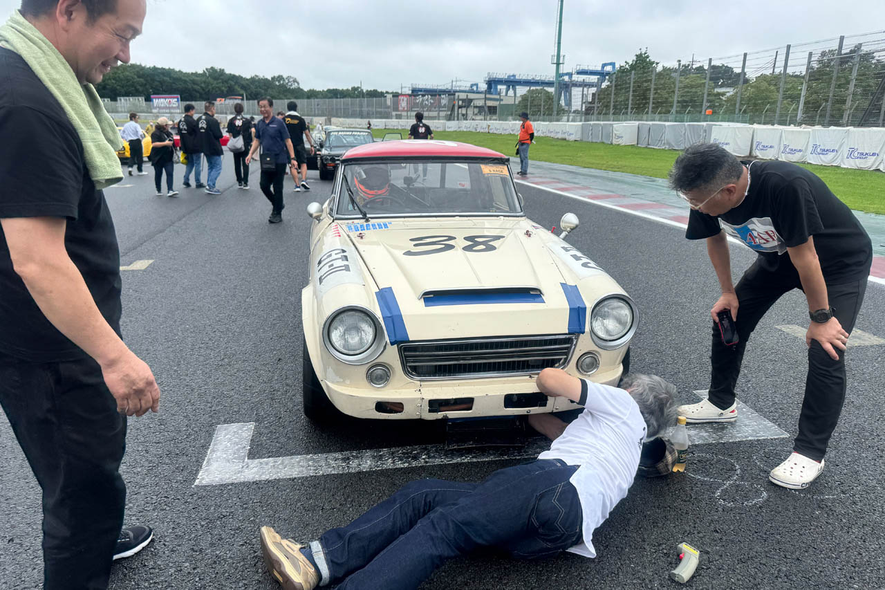 夢の原点で、表彰台へ】21歳女子レーサーが「ダットサン・フェアレディ