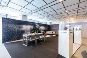 スーパートロフェオを一緒に盛り上げ、レースの冠にもなっている、ロジェ・デュブイ。最新モデルを実際に手にすることもできる。