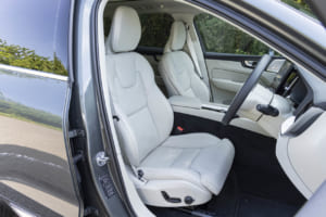 ボルボXC60：人間工学に基づいて設計された快適なシートを採用。レザーフリー素材の採用を拡大し、最上級のUltraグレードでは、従来のファインナッパレザーに加え、100%リサイクルポリエステル素材「ネイビーヘリンボーンウィーブ」を無償オプションに設定。Plusグレードには、リサイクル素材とバイオベース素材から作られる「ノルディコ」シートを標準装備。