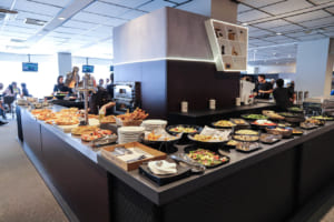 ラウンジでは、午前中は軽食、そして昼時にはランチと、つねに食事やドリンクが提供される。