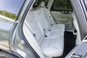 ボルボXC60：人間工学に基づいて設計された快適なシートを採用。レザーフリー素材の採用を拡大し、最上級のUltraグレードでは、従来のファインナッパレザーに加え、100%リサイクルポリエステル素材「ネイビーヘリンボーンウィーブ」を無償オプションに設定。Plusグレードには、リサイクル素材とバイオベース素材から作られる「ノルディコ」シートを標準装備。