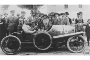 1922年のタルガ・フローリオでのフェルディナント・ポルシェ（レーシングカーのノーズ部の奥）。