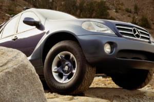 1996年1月にデトロイトで開催された北米国際自動車ショーで発表されたメルセデス・ベンツのコンセプトスタディ「AA Vision」は、1997年5月からアラバマ州タスカルーサの新工場で生産されるMクラスとほぼ同じ生産レベルだった。