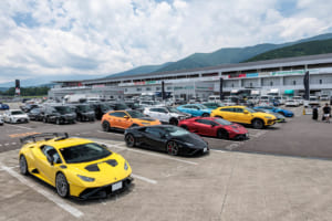 ランボルギーニオーナーが観戦や応援のために愛車のファイティングブルで富士スピードウェイに。