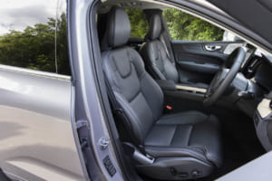 ボルボXC60：人間工学に基づいて設計された快適なシートを採用。レザーフリー素材の採用を拡大し、最上級のUltraグレードでは、従来のファインナッパレザーに加え、100%リサイクルポリエステル素材「ネイビーヘリンボーンウィーブ」を無償オプションに設定。Plusグレードには、リサイクル素材とバイオベース素材から作られる「ノルディコ」シートを標準装備。