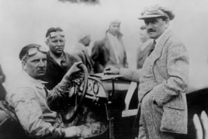 1924年のタルガ・フローリオにて、ダイムラー社在籍時代のフェルディナント・ポルシェ博士（右）と、当時テストドライバーだったアフフレート・ノイバウアー（左、後にメルセデスのレース活動を統率）。