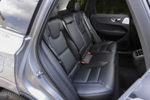 ボルボXC60：人間工学に基づいて設計された快適なシートを採用。レザーフリー素材の採用を拡大し、最上級のUltraグレードでは、従来のファインナッパレザーに加え、100%リサイクルポリエステル素材「ネイビーヘリンボーンウィーブ」を無償オプションに設定。Plusグレードには、リサイクル素材とバイオベース素材から作られる「ノルディコ」シートを標準装備。