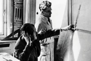 フェルディナント・ポルシェ（左）は1931年シュトゥットガルトにポルシェ設計事務所を設立。写真は1937年、エンジン技師のヨセフ・カレス（右）と。