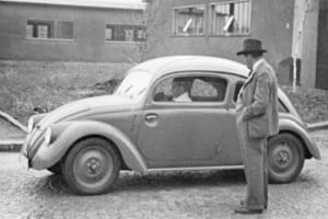 1937年、フォルクスワーゲンのプロトタイプ「W30」とフェルディナント・ポルシェ。
