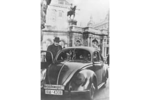 1940年、フォルクスワーゲンのプロトタイプとフェルディナント・ポルシェ。